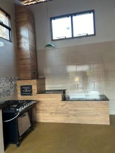 una cocina con estufa y encimera en Sítio Pequeno Sonho, en Jaboticatubas