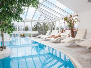 Bazén v ubytovaní Wellness & Sporthotel Alpenhof alebo v jeho blízkosti