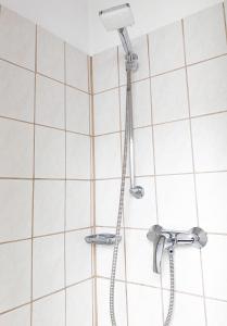 La salle de bains est pourvue d'une douche avec un pommeau de douche. dans l'établissement Ferienwohnung Malk, à Traben-Trarbach