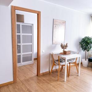 a dining room with a table and a mirror at Studio Aiora in Valencia