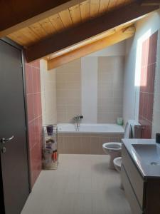 Montaldo Roero的住宿－36 bis affittacamere，带浴缸、卫生间和盥洗盆的浴室