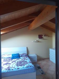 Montaldo Roero的住宿－36 bis affittacamere，一间卧室设有一张床和木制天花板