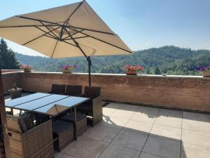 Montaldo Roero的住宿－36 bis affittacamere，屋顶上配有遮阳伞的桌椅