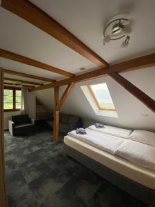 Posteľ alebo postele v izbe v ubytovaní Pod Orlicą