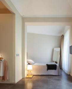 um quarto com uma cama e um candeeiro em Casa Marcial (adults only) em Besalú