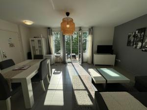 een woonkamer met een tafel en een eetkamer bij Dream Apartments in Serris