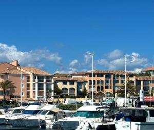 a bunch of boats parked in a marina with buildings at Appartement en face mer in Six-Fours-les-Plages