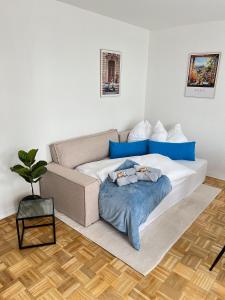een slaapkamer met een bed en een bank bij W&D living - FeWo Kleines Italien mit Parkplatz und Balkon in Celle
