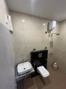 bagno con lavandino e servizi igienici di Hotel Arrow 19 a Bareilly