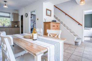 une cuisine et une salle à manger avec une table et des chaises dans l'établissement Sunderland Avenue - 2 Bedroom - Pembroke Dock, à Pembroke Dock