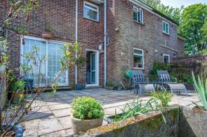 une maison en briques avec des chaises et une terrasse dans l'établissement Sunderland Avenue - 2 Bedroom - Pembroke Dock, à Pembroke Dock