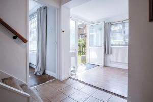 un couloir vide avec des murs blancs, du parquet et des fenêtres dans l'établissement Sunderland Avenue - 2 Bedroom - Pembroke Dock, à Pembroke Dock 40 autres photos