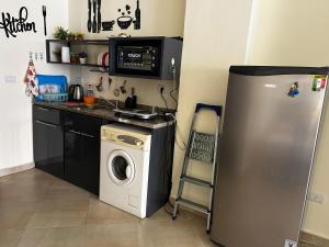 kuchnia z lodówką i pralką w obiekcie Marina valley high standard studio w mieście El Alamein