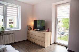 Televízia a/alebo spoločenská miestnosť v ubytovaní Go2Krynica - Deptak
