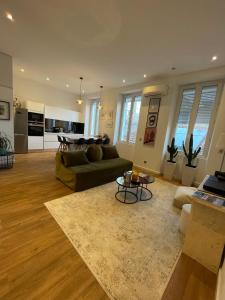 馬賽的住宿－Appartement Design sur Vauban - Clim et Wifi，客厅配有沙发和桌子