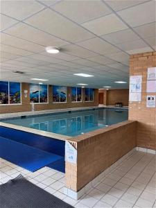 ein großer Pool in einem großen Gebäude in der Unterkunft Spacious 2 bedroomed mobile home in Aberystwyth