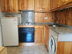 Dapur atau dapur kecil di Apartamento con balcón y chimenea Falcó 5