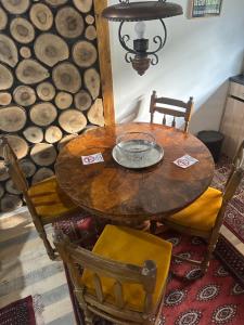 uma mesa de madeira e cadeiras num quarto em Paradise on the Vrbas River em Jajce