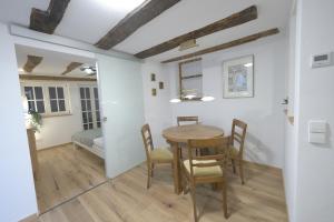 a dining room with a table and chairs at Moderner Altstadt-Diamant in Buchen