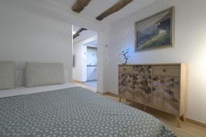 a bedroom with a bed and a dresser and a painting at Moderner Altstadt-Diamant in Buchen