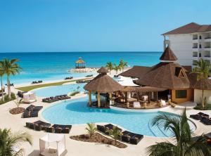 Bazén v ubytování Secrets Wild Orchid Adults Only - All Inclusive nebo v jeho okolí
