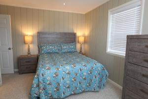 Tempat tidur dalam kamar di One More Time Again by Pristine Properties Vacation Rentals