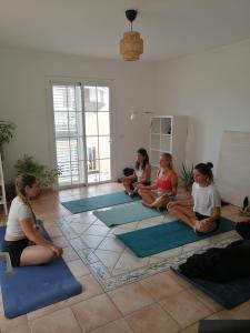 a group of girls sitting in a yoga class at Integral Coliving Surf Yoga House in El Médano
