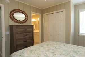 Tempat tidur dalam kamar di One More Time Again by Pristine Properties Vacation Rentals