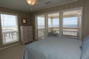 Tempat tidur dalam kamar di One More Time Again by Pristine Properties Vacation Rentals