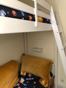 Ce lit superposé se trouve dans une petite chambre dotée de lits superposés. dans l'établissement Cap esterel magnifique T3, à Saint-Raphaël 16 autres photos