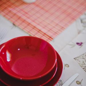 Relaxation apartment في ميسيني: وعاء احمر جالس فوق طاولة