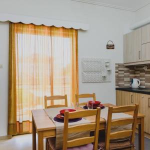 een eettafel en stoelen in een keuken bij Relaxation apartment in Messini