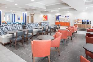 un restaurante con mesas y sillas en una habitación en Holiday Inn Express Kearney, an IHG Hotel, en Kearney