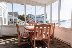 Balkón nebo terasa v ubytování Family House with Bayview Walk to the Beach & Boardwalk