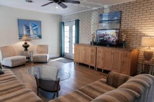 Posezení v ubytování Family House with Bayview Walk to the Beach & Boardwalk