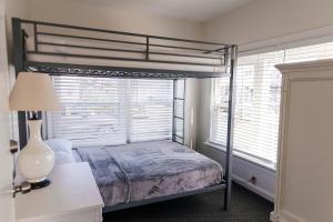 Postel nebo postele na pokoji v ubytování Family House with Bayview Walk to the Beach & Boardwalk