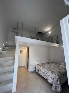 sypialnia z łóżkiem piętrowym i schodami w obiekcie b&b da Laura w mieście Ponza