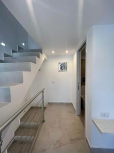 una escalera en una casa con paredes blancas y una escalera en b&b da Laura, en Ponza