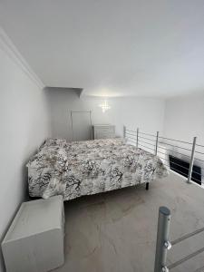 sypialnia z dużym łóżkiem w białym pokoju w obiekcie b&b da Laura w mieście Ponza