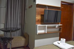 ein Hotelzimmer mit einem TV an der Wand in der Unterkunft Hotel San Francisco in Huánuco
