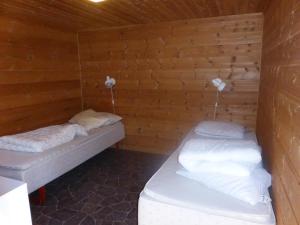 - une chambre avec 2 lits dans une cabane en bois dans l'établissement Skei Servicenter, à Skei