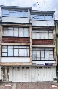 an old brick building with two garage doors at Apartamento Agradable sector Céntrico de la Ciudad Casa Loma in Armenia