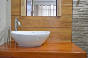 瓦努科的住宿－Hotel San Francisco，浴室内一个柜台上的白色碗水槽