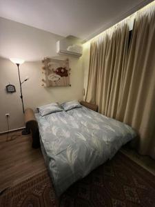 een slaapkamer met een bed en een lamp erin bij Cascadas, Studio apartment with a pool view in Sunny Beach