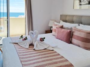 Apartment Praia Rocha Sea View Summer 2にあるベッド +35枚の写真