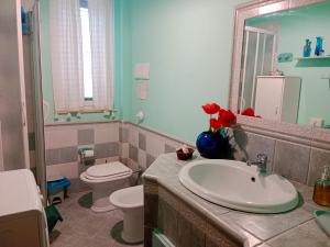 A bathroom at Odori di zagara