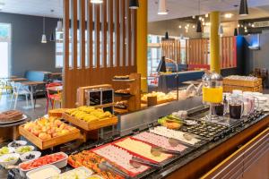 a buffet line with many different types of food at ibis Paulinia in Paulínia