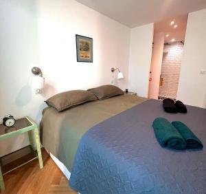 1 dormitorio con 1 cama grande con manta azul en Chez Jaggy, en Carqueiranne