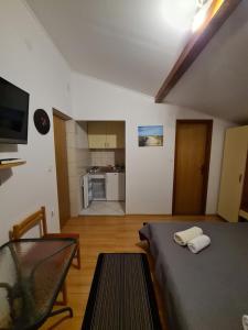 ein Wohnzimmer mit einem Bett und eine Küche in der Unterkunft Camp Krka in Lozovac