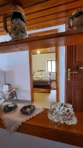 Habitación con espejo y dormitorio con cama. en Misty Mountain Manor en Arachova